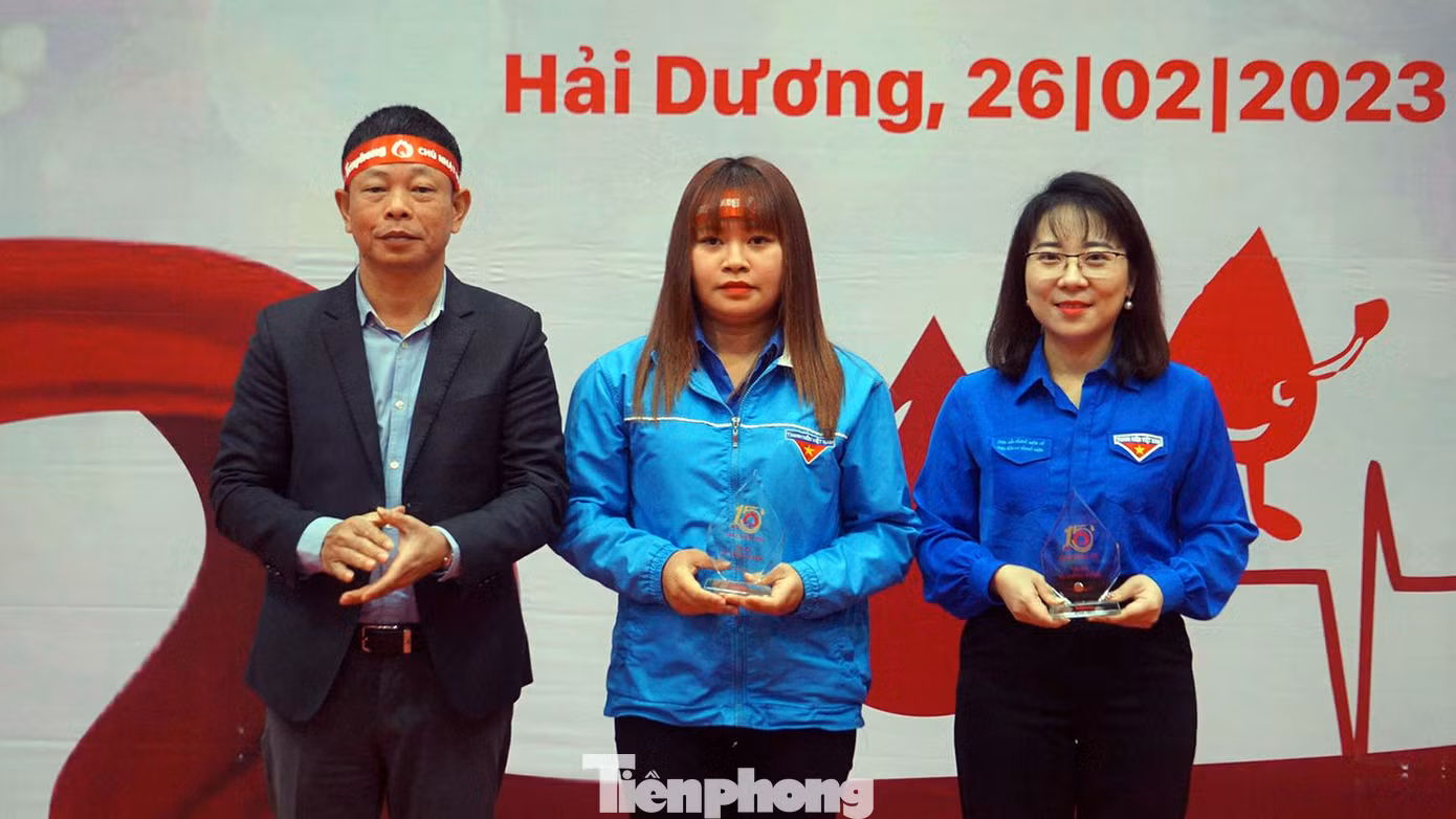 Nhân dịp này, Ban tổ chức Chủ nhật Đỏ lần thứ XV năm 2023 đã trao kỷ niệm chương cho cá nhân, tổ chức tại Hải Dương có thành tích xuất sắc trong công tác vận động và hiến máu.