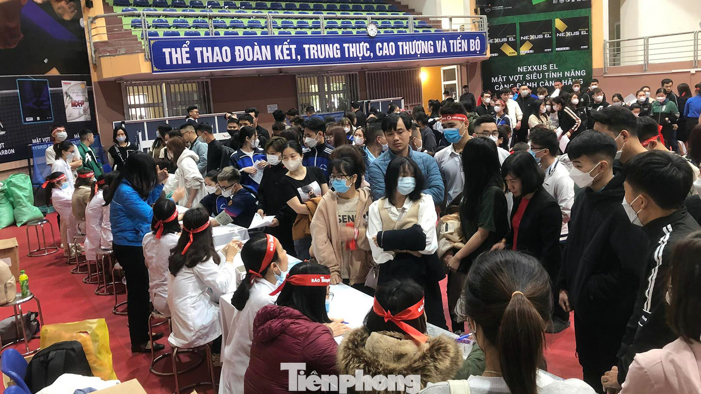 Ngay từ sáng sớm, hàng trăm bạn trẻ, công nhân làm việc tại tỉnh Hải Dương tới hội trường đăng ký hiến máu.