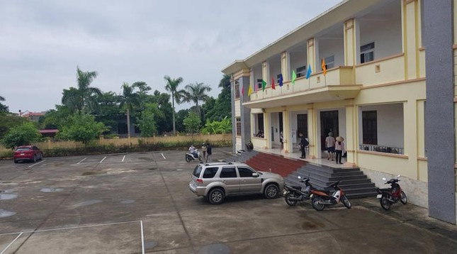 Các đối tượng tụ tập tại Hội trường UBND thị trấn Cẩm Giang (huyện Cẩm Giàng, tỉnh Hải Dương) để gây rối, cản trở người dân tới mua hồ sơ đấu giá đất dự án. Các đối tượng tụ tập tại Hội trường UBND thị trấn Cẩm Giang (huyện Cẩm Giàng, tỉnh Hải Dương) để gây rối, cản trở người dân tới mua hồ sơ đấu giá đất dự án.