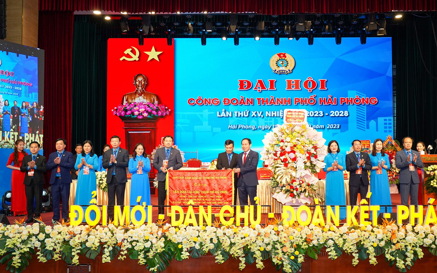 Ông Lê Tiến Châu - Bí thư Thành ủy Hải Phòng tặng LĐLĐ thành phố bức trướng. Ông Lê Tiến Châu - Bí thư Thành ủy Hải Phòng tặng LĐLĐ thành phố bức trướng.