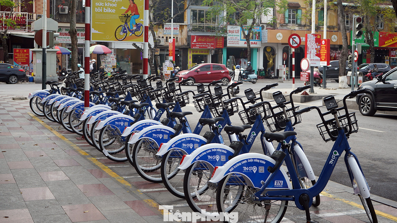 Một doanh nghiệp vừa nhập 500 xe đạp thí điểm dịch vụ xe đạp công cộng trên địa bàn TP Hải Phòng. Theo đó, TP Hải Phòng bố trí 39 điểm trạm để xe gần các điểm xe buýt, công viên, trên vỉa hè một số tuyến phố thuộc quận Lê Chân, Ngô Quyền, Hồng Bàng nhằm giúp người dân và du khách trải nghiệm dịch vụ công cộng mới. Mỗi trạm rộng 10-15m2 có thể để 10-20 xe đạp.