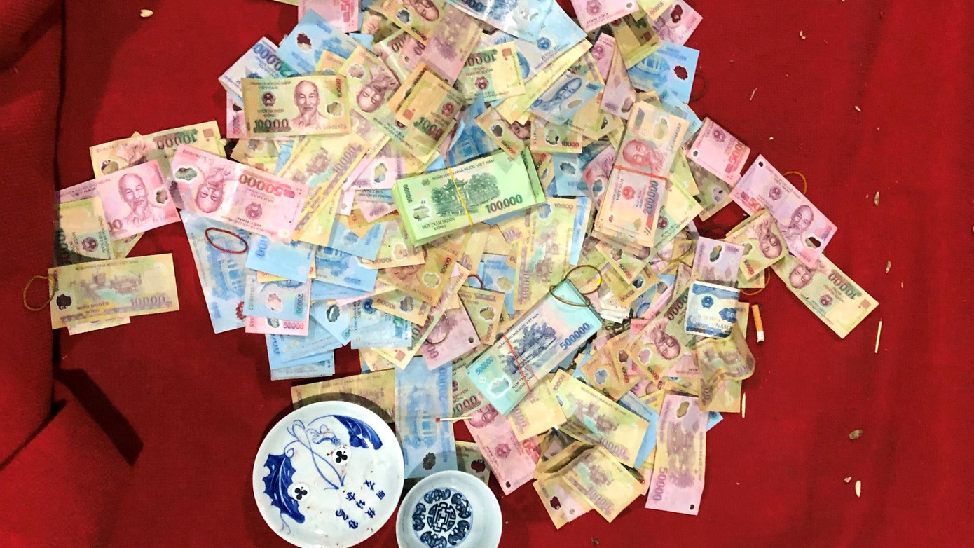 Cảnh sát thu giữ tang vật liên quan ổ nhóm đánh bạc.