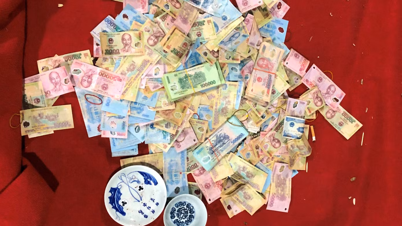 Cảnh sát thu giữ tang vật liên quan ổ nhóm đánh bạc. Cảnh sát thu giữ tang vật liên quan ổ nhóm đánh bạc.