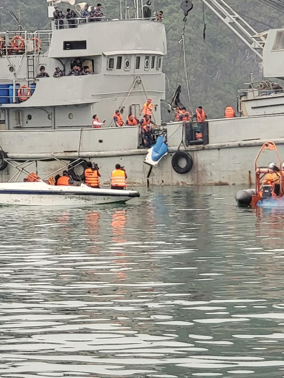 Lực lượng cứu hộ - cứu nạn triển khai công tác tìm kiếm cứu nạn.