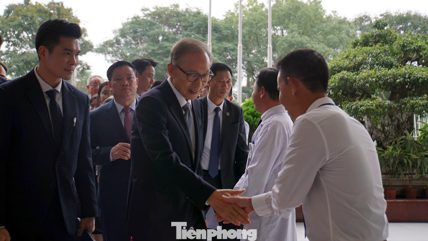 Trong chuyến thăm, ngài Lee Myung Bak cũng đến Bệnh viện Nhi tỉnh Thái Bình.