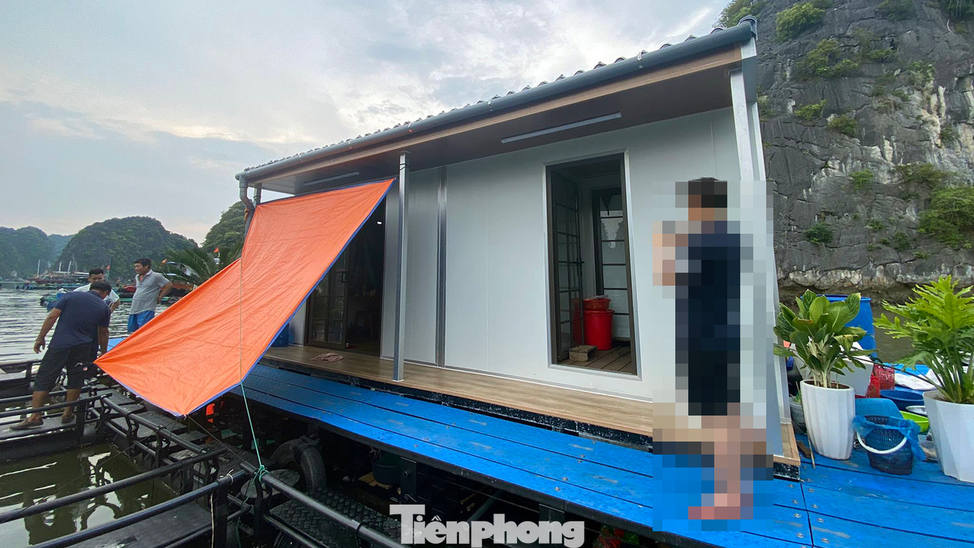 Trong khi đó, căn nhà nổi mới làm bằng mái tôn, tường thạch cao của gia đình ông Hải không có khoảng sân trống dựng bạt che nắng nên những ngày hè oi bức vừa qua, gia đình ông chật vật chống nóng.