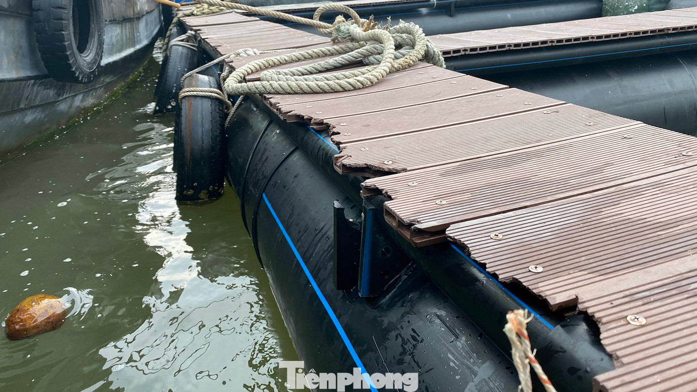 Trên móng phao được lắp đặt ván nhựa nhưng rất mỏng, giòn yếu, thường xuyên vỡ vụn, hư hỏng sau khi đưa vào sử dụng. Theo ông Nhân, khi chăm cá hoặc di chuyển qua lại bà con phải rất cẩn thận vì ván nhựa giòn, dễ vỡ.