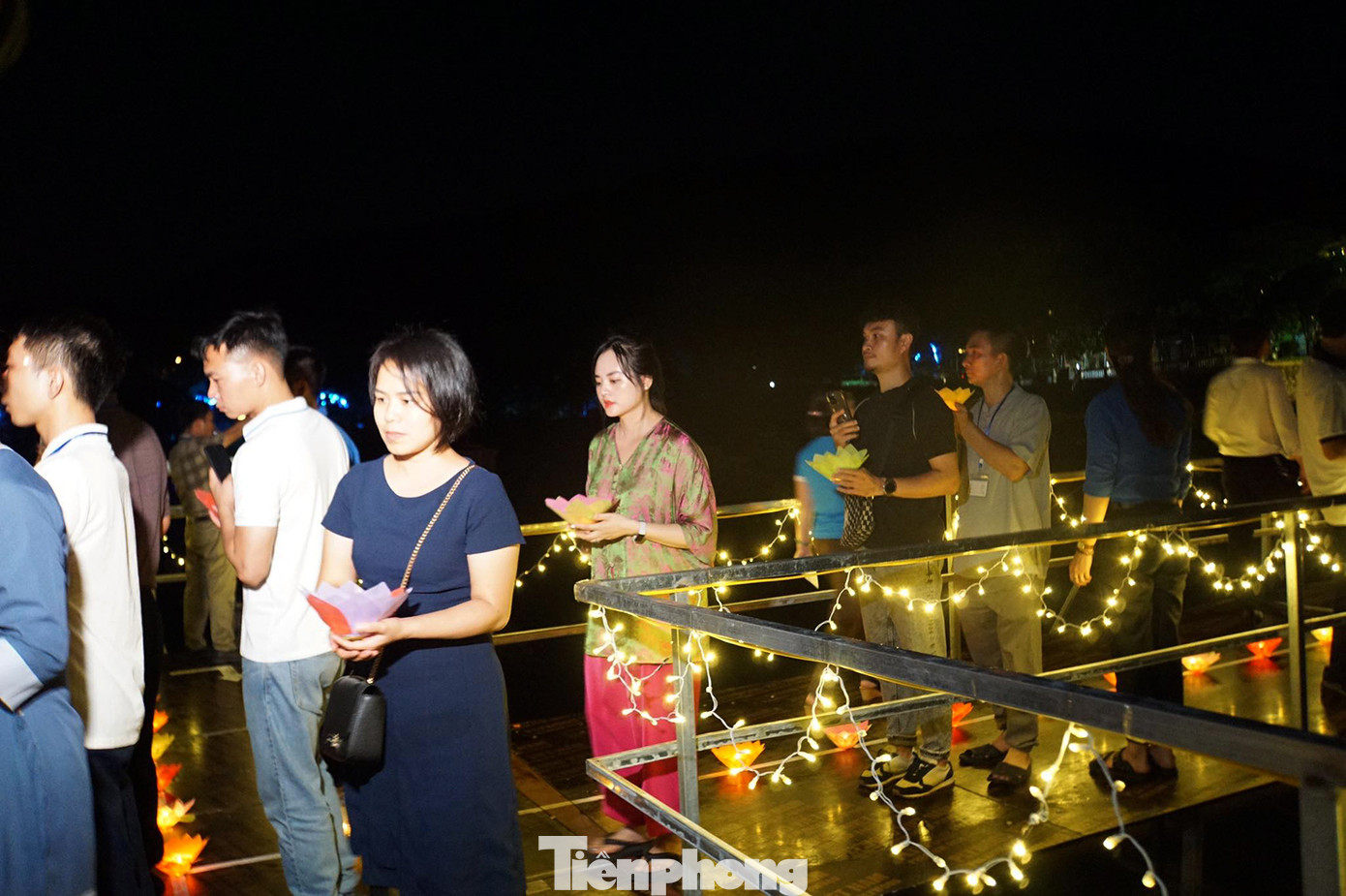 Hàng trăm người dân địa phương, thân nhân các liệt sỹ thả hoa đăng tại Bến K15, quận Đồ Sơn. Hàng trăm người dân địa phương, thân nhân các liệt sỹ thả hoa đăng tại Bến K15, quận Đồ Sơn.