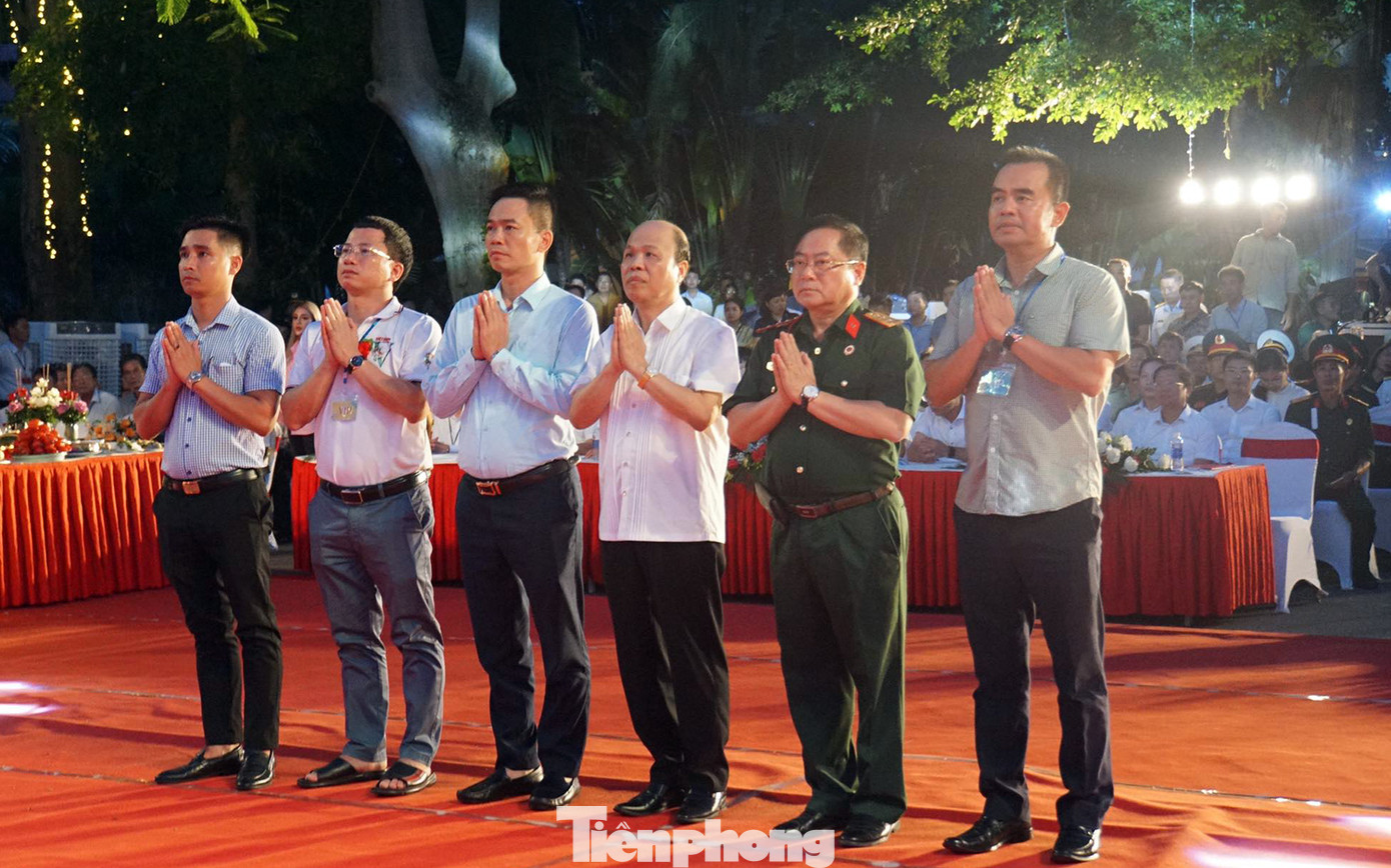 Các đại biểu dự buổi lễ dâng hương tưởng nhớ các anh hùng liệt sỹ. Các đại biểu dự buổi lễ dâng hương tưởng nhớ các anh hùng liệt sỹ.