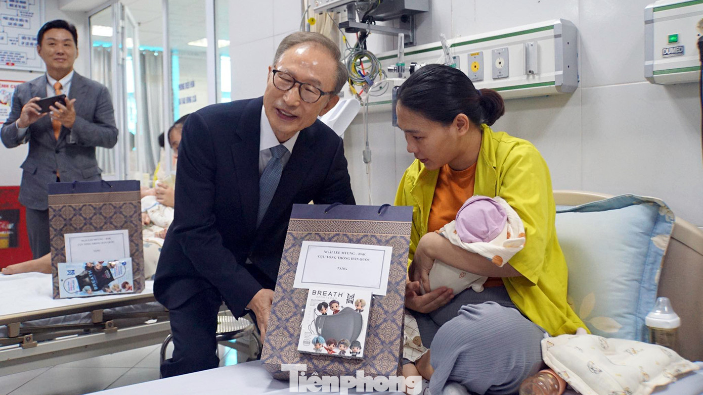 Ngày Lee Myung Bak tặng quà cho 3 bệnh nhi bị viêm phổi đang được điều trị tại Bệnh viện Nhi tỉnh Thái Bình. Ông tỏ ra thân thiện, ân cần hỏi thăm bệnh tình của các bệnh nhi và phương án điều trị của các bác sỹ.
