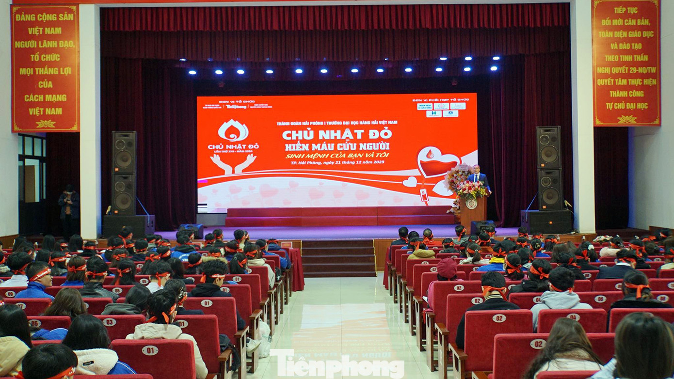 Sáng 21/12, Báo Tiền Phong phối hợp với Trường Đại học Hàng hải Việt Nam tổ chức ngày Chủ Nhật Đỏ "Hiếu máu cứu người - sinh mệnh của bạn và tôi". Ngày hội hiến máu nằm trong chương trình Chủ Nhật Đỏ lần thứ XVI năm 2024 do Báo Tiền Phong chủ trì phối hợp với Ủy ban ATGT quốc gia, Viện Huyết học - Truyền máu T.Ư và các tỉnh thành phố, các trường học, đơn vị... tổ chức.