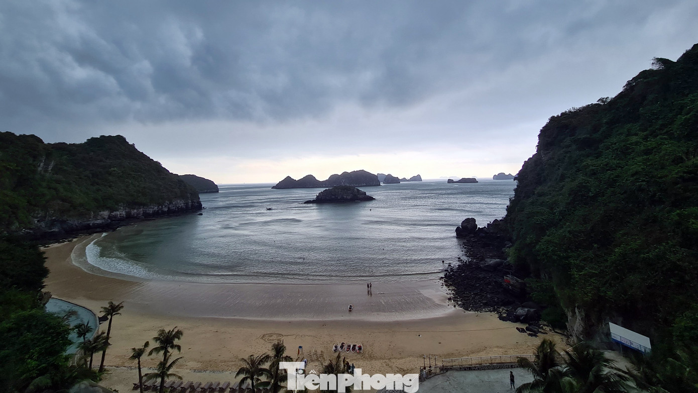 Bãi tắm Cát Cò tại thị trấn Cát Bà chiều 28/4. Bãi tắm Cát Cò tại thị trấn Cát Bà chiều 28/4.