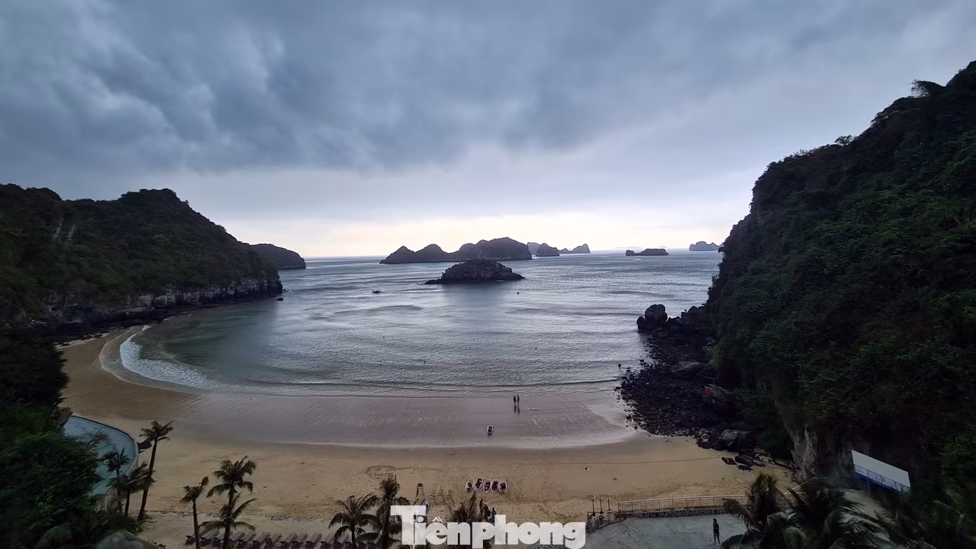 Bãi tắm Cát Cò tại thị trấn Cát Bà chiều 28/4.