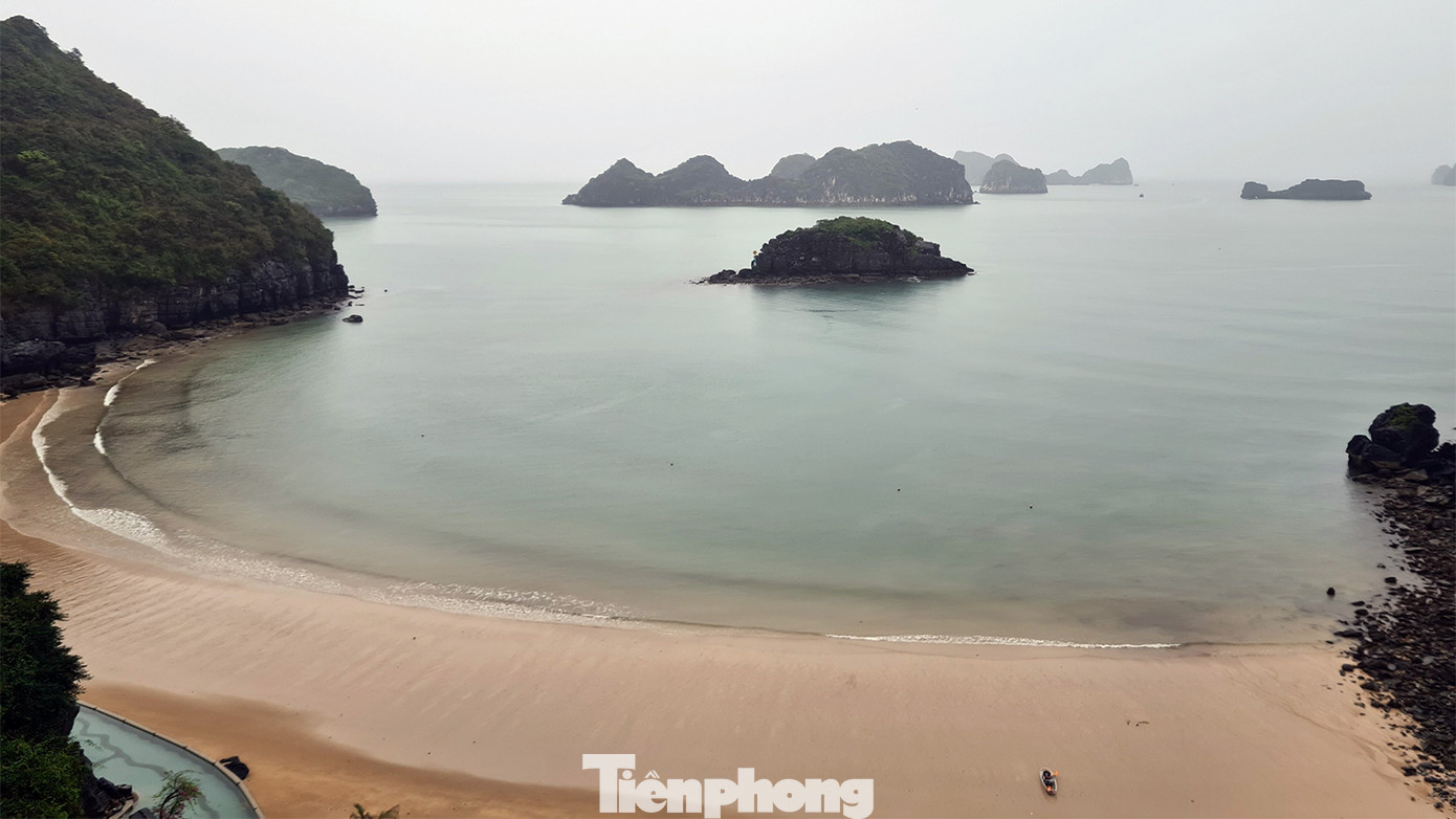 Bãi tắm Cát Cò tại thị trấn Cát Bà sáng 29/4 vắng khách tắm. Bãi tắm Cát Cò tại thị trấn Cát Bà sáng 29/4 vắng khách tắm.