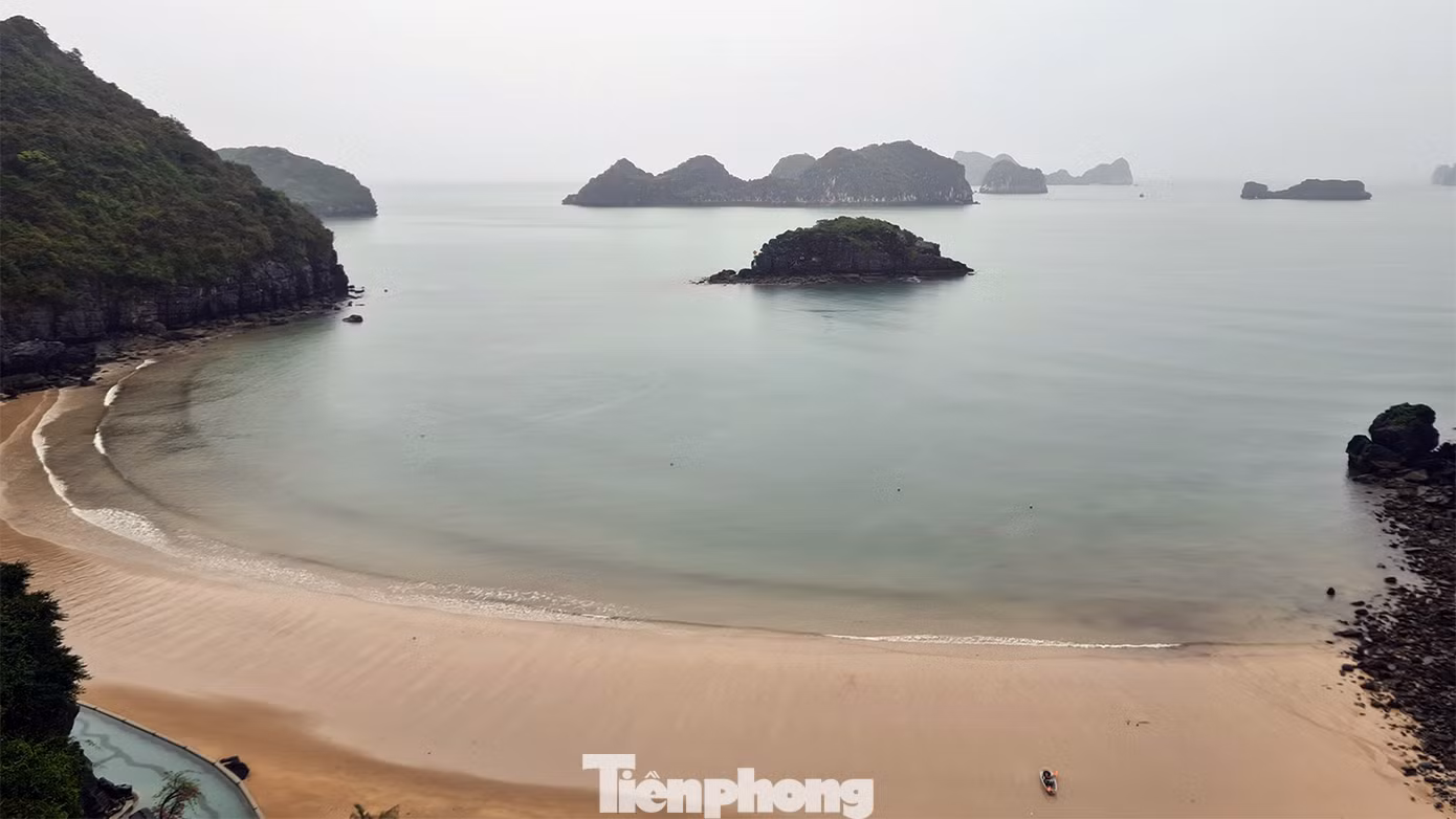 Bãi tắm Cát Cò tại thị trấn Cát Bà sáng 29/4 vắng khách tắm.