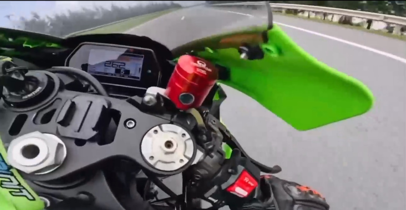 Hình ảnh xe máy di chuyển với tốc độ 262km/h. Ảnh: Cắt từ clip