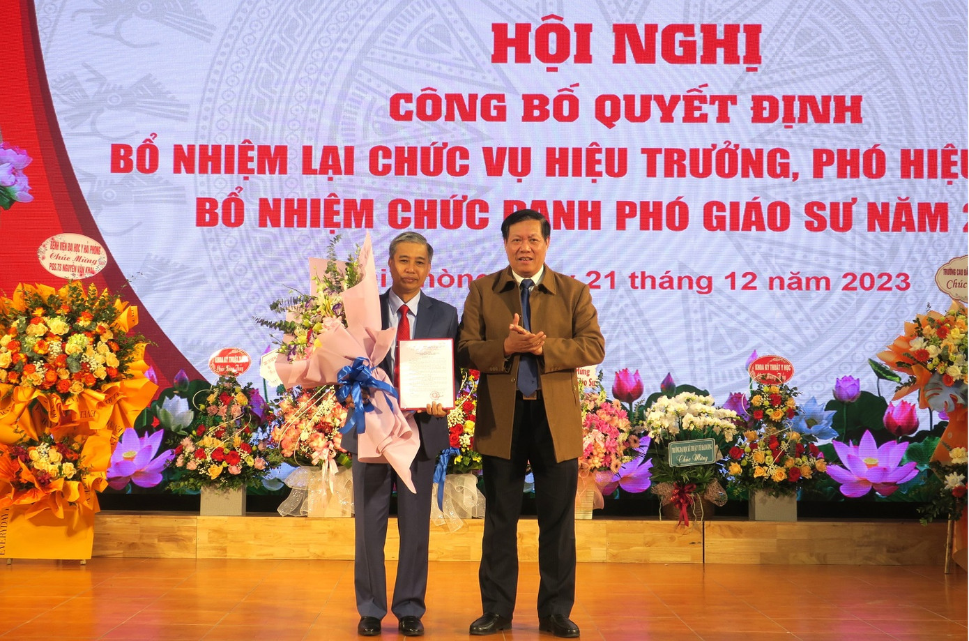 Thứ trưởng Thường trực Bộ Y tế trao quyết định bổ nhiệm lại chức vụ Hiệu trưởng Trường Đại học Y dược Hải Phòng cho PGS.TS Nguyễn Văn Khải.