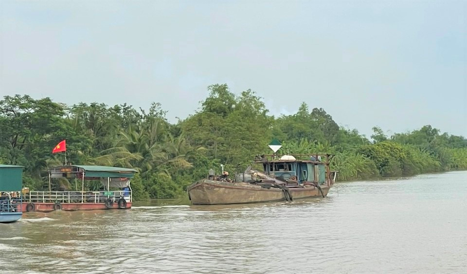 Tàu vỏ sắt khai thác cát trái phép bị lực lượng chức năng phát hiện, tịch thu. Tàu vỏ sắt khai thác cát trái phép bị lực lượng chức năng phát hiện, tịch thu.