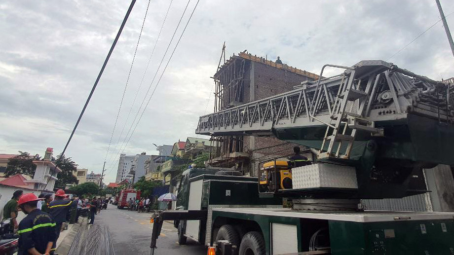 Lực lượng chức năng tới hiện trường cứu hộ cứu nạn. Lực lượng chức năng tới hiện trường cứu hộ cứu nạn.