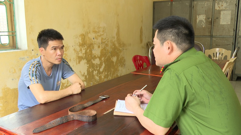 Bị can Trần Văn Luân và tang vật bạo hành vợ tại cơ quan công an. Bị can Trần Văn Luân và tang vật bạo hành vợ tại cơ quan công an.