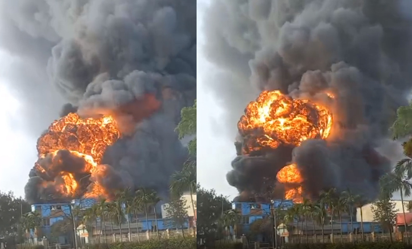 Ngọn lửa bùng lên dữ dội kèm theo nhiều tiếng nổ lớn và cột khói đen cao hàng chục mét.