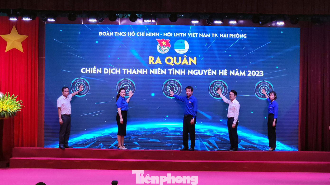Dự buổi ra quân chiến dịch thanh niên tình nguyện, có anh Ngô Văn Cương - Bí thư T.Ư Đoàn, ông Lê Trí Vũ - Trưởng ban Dân vận Thành ủy Hải Phòng. Theo đó, Thành Đoàn Hải Phòng thành lập 80 đội hình với gần 3.000 đoàn viên tham gia 1 chương trình, 4 chiến dịch nhánh, gồm: tiếp sức mùa thi; tình nguyện mùa hè xanh; tình nguyện kỳ nghỉ hồng và tình nguyện hành quân xanh. Dự buổi ra quân chiến dịch thanh niên tình nguyện, có anh Ngô Văn Cương - Bí thư T.Ư Đoàn, ông Lê Trí Vũ - Trưởng ban Dân vận Thành ủy Hải Phòng. Theo đó, Thành Đoàn Hải Phòng thành lập 80 đội hình với gần 3.000 đoàn viên tham gia 1 chương trình, 4 chiến dịch nhánh, gồm: tiếp sức mùa thi; tình nguyện mùa hè xanh; tình nguyện kỳ nghỉ hồng và tình nguyện hành quân xanh.