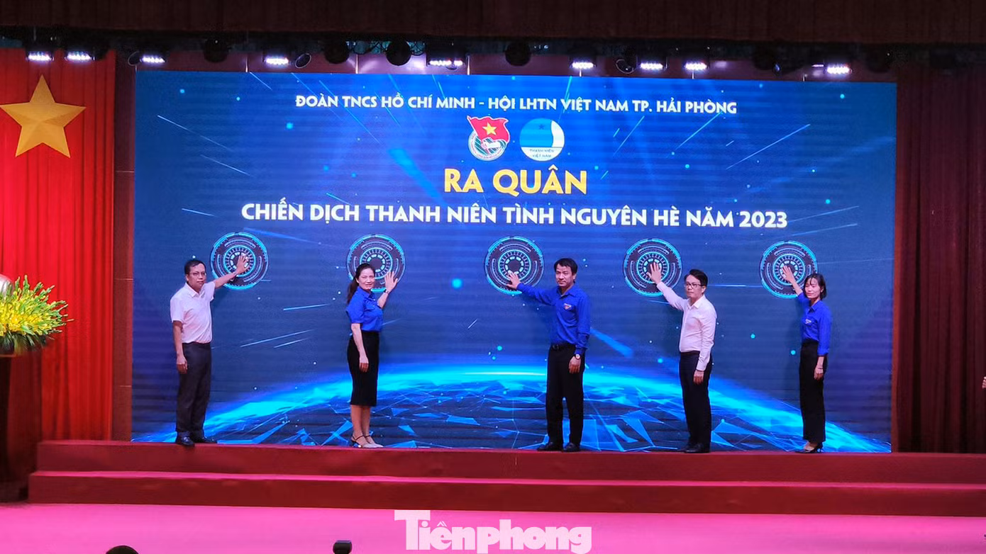 Dự buổi ra quân chiến dịch thanh niên tình nguyện, có anh Ngô Văn Cương - Bí thư T.Ư Đoàn, ông Lê Trí Vũ - Trưởng ban Dân vận Thành ủy Hải Phòng. Theo đó, Thành Đoàn Hải Phòng thành lập 80 đội hình với gần 3.000 đoàn viên tham gia 1 chương trình, 4 chiến dịch nhánh, gồm: tiếp sức mùa thi; tình nguyện mùa hè xanh; tình nguyện kỳ nghỉ hồng và tình nguyện hành quân xanh. Dự buổi ra quân chiến dịch thanh niên tình nguyện, có anh Ngô Văn Cương - Bí thư T.Ư Đoàn, ông Lê Trí Vũ - Trưởng ban Dân vận Thành ủy Hải Phòng. Theo đó, Thành Đoàn Hải Phòng thành lập 80 đội hình với gần 3.000 đoàn viên tham gia 1 chương trình, 4 chiến dịch nhánh, gồm: tiếp sức mùa thi; tình nguyện mùa hè xanh; tình nguyện kỳ nghỉ hồng và tình nguyện hành quân xanh.