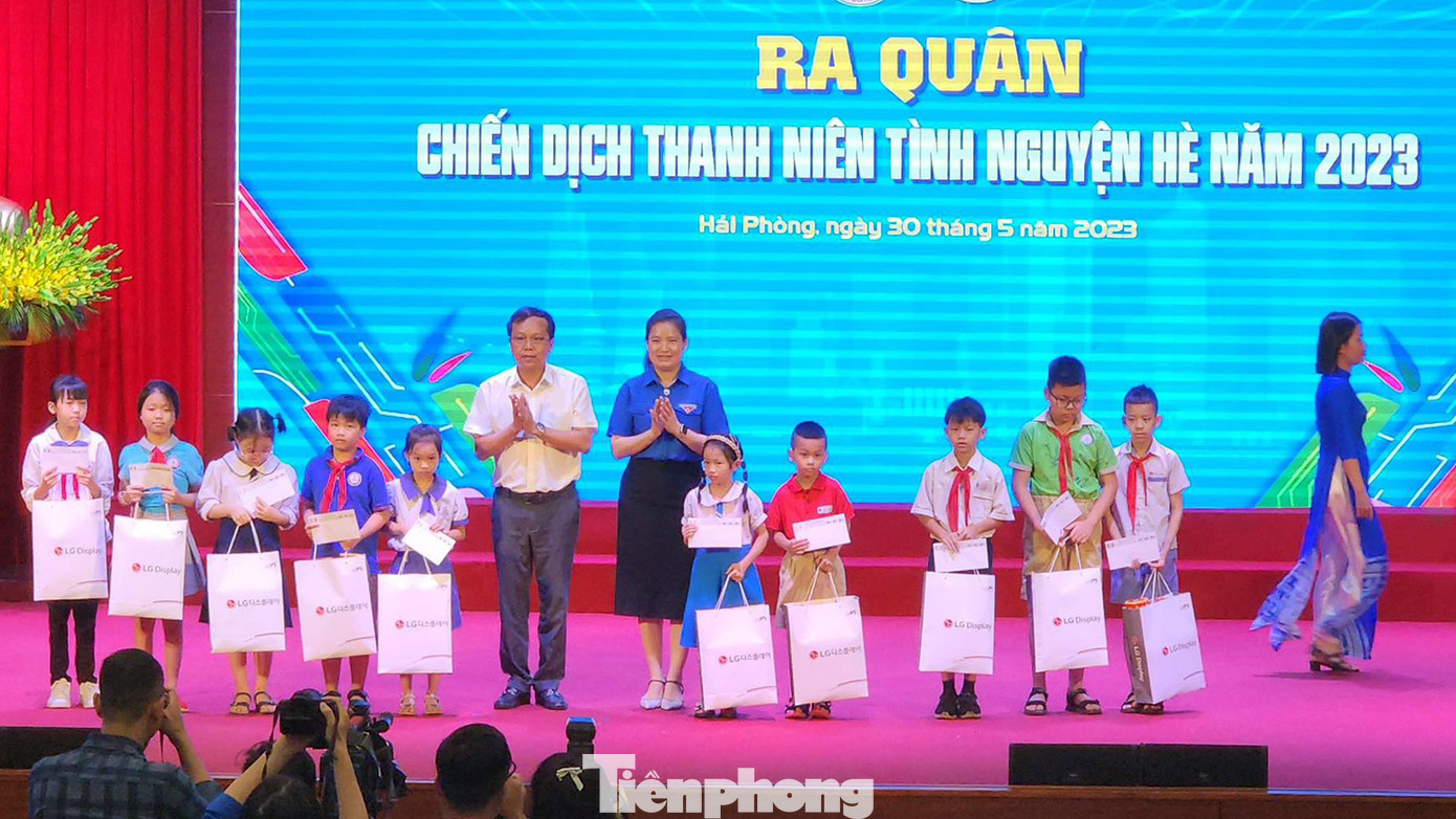 Trong khuôn khổ chương trình ngày ra quân chiến dịch, Thành Đoàn Hải Phòng phối hợp với một số đơn vị trao tặng 20 suất quà, học bổng cho thiếu nhi, thanh niên công nhân và người dân có hoàn cảnh khó khăn, 2 ngôi nhà Khăn quàng đỏ (mỗi nhà trị giá 100 triệu đồng), 3 thư viện số cho 3 quận. Trong khuôn khổ chương trình ngày ra quân chiến dịch, Thành Đoàn Hải Phòng phối hợp với một số đơn vị trao tặng 20 suất quà, học bổng cho thiếu nhi, thanh niên công nhân và người dân có hoàn cảnh khó khăn, 2 ngôi nhà Khăn quàng đỏ (mỗi nhà trị giá 100 triệu đồng), 3 thư viện số cho 3 quận.