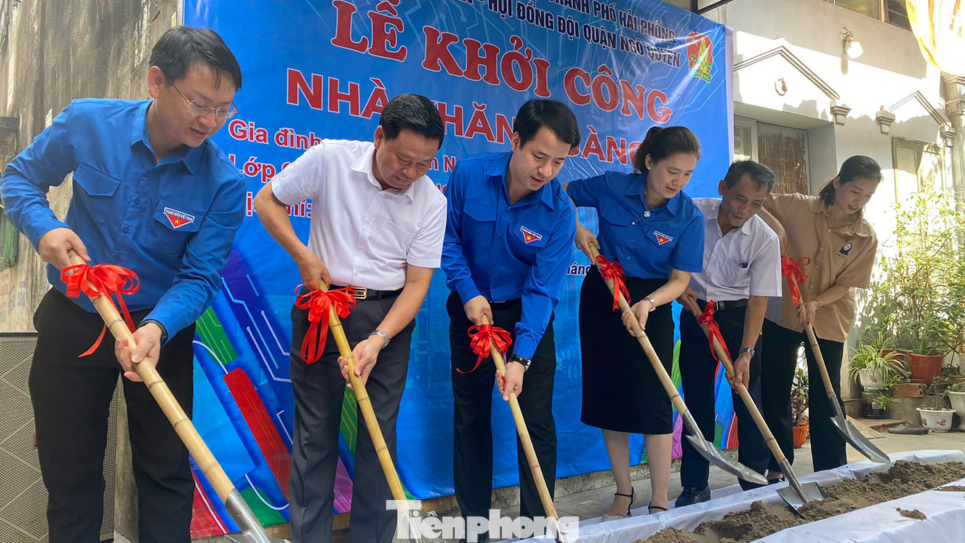 Các đại biểu và đại diện gia đình em Nguyễn Ngọc Bảo Anh thực hiện nghi lễ khởi công xây dựng nhà khăn quàng đỏ. Các đại biểu và đại diện gia đình em Nguyễn Ngọc Bảo Anh thực hiện nghi lễ khởi công xây dựng nhà khăn quàng đỏ.