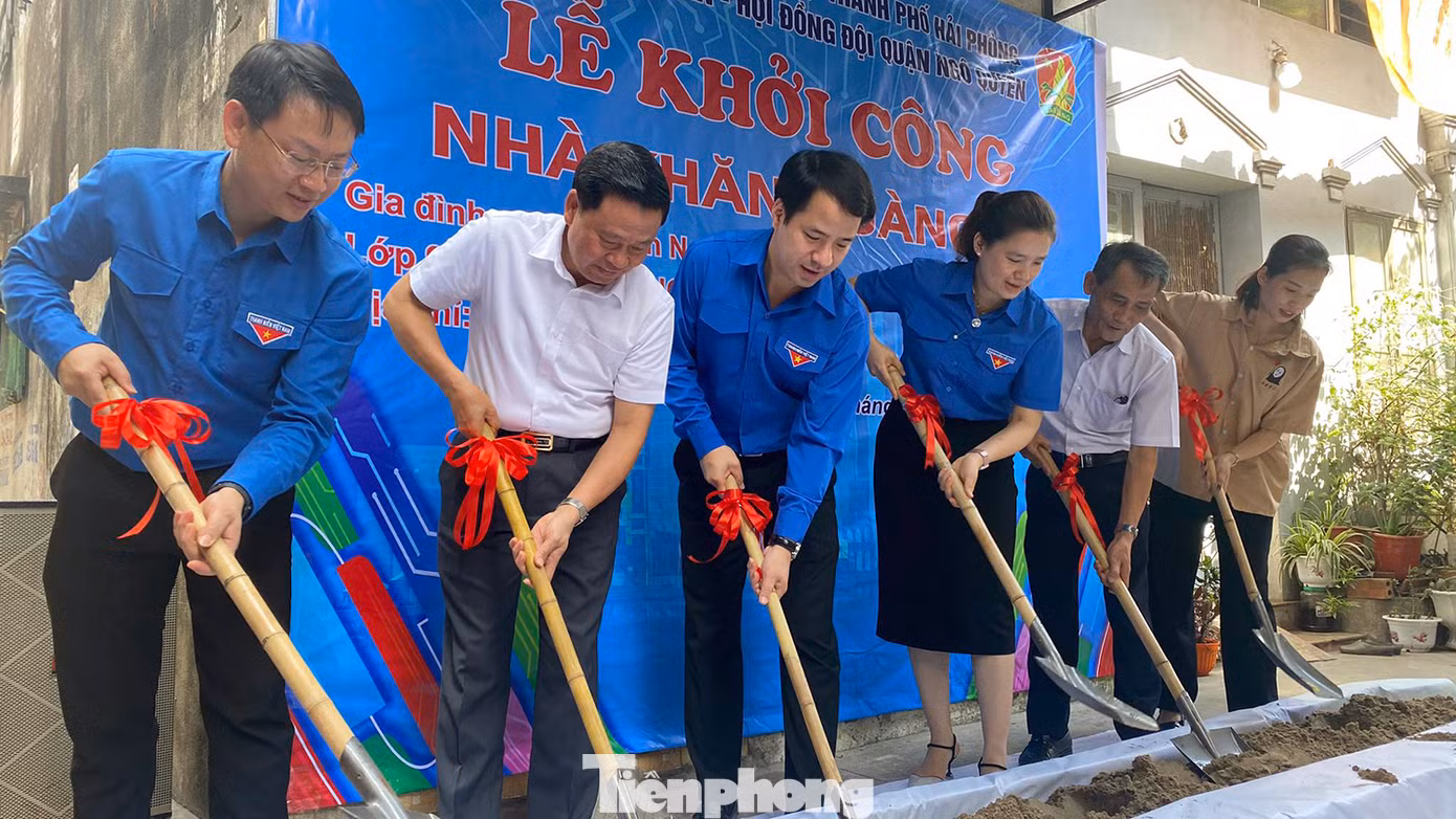 Các đại biểu và đại diện gia đình em Nguyễn Ngọc Bảo Anh thực hiện nghi lễ khởi công xây dựng nhà khăn quàng đỏ. Các đại biểu và đại diện gia đình em Nguyễn Ngọc Bảo Anh thực hiện nghi lễ khởi công xây dựng nhà khăn quàng đỏ.