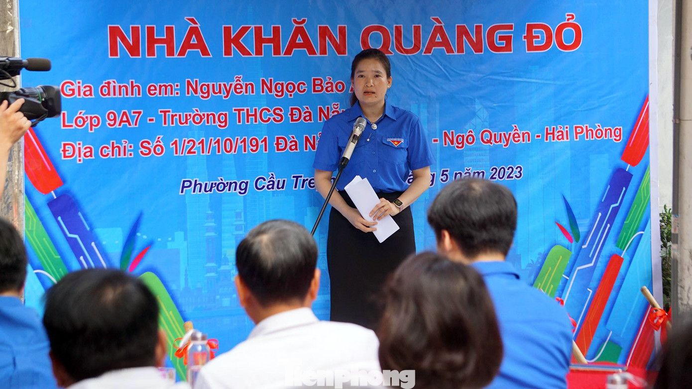 Cũng trong ngày ra quân, Thành Đoàn Hải Phòng phối hợp với quận Ngô Quyền khởi công xây dựng một nhà khăn quàng đỏ cho em Nguyễn Ngọc Bảo Anh, học sinh lớp 9 Trường THCS Đà Nẵng với tổng trị giá 100 triệu đồng, nhằm động viên, hỗ trợ học sinh có hoàn cảnh khó khăn, vươn lên trong cuộc sống, học tập. Cũng trong ngày ra quân, Thành Đoàn Hải Phòng phối hợp với quận Ngô Quyền khởi công xây dựng một nhà khăn quàng đỏ cho em Nguyễn Ngọc Bảo Anh, học sinh lớp 9 Trường THCS Đà Nẵng với tổng trị giá 100 triệu đồng, nhằm động viên, hỗ trợ học sinh có hoàn cảnh khó khăn, vươn lên trong cuộc sống, học tập.