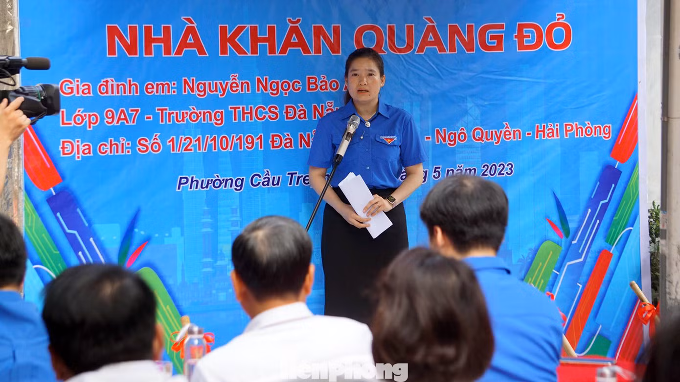Cũng trong ngày ra quân, Thành Đoàn Hải Phòng phối hợp với quận Ngô Quyền khởi công xây dựng một nhà khăn quàng đỏ cho em Nguyễn Ngọc Bảo Anh, học sinh lớp 9 Trường THCS Đà Nẵng với tổng trị giá 100 triệu đồng, nhằm động viên, hỗ trợ học sinh có hoàn cảnh khó khăn, vươn lên trong cuộc sống, học tập. Cũng trong ngày ra quân, Thành Đoàn Hải Phòng phối hợp với quận Ngô Quyền khởi công xây dựng một nhà khăn quàng đỏ cho em Nguyễn Ngọc Bảo Anh, học sinh lớp 9 Trường THCS Đà Nẵng với tổng trị giá 100 triệu đồng, nhằm động viên, hỗ trợ học sinh có hoàn cảnh khó khăn, vươn lên trong cuộc sống, học tập.