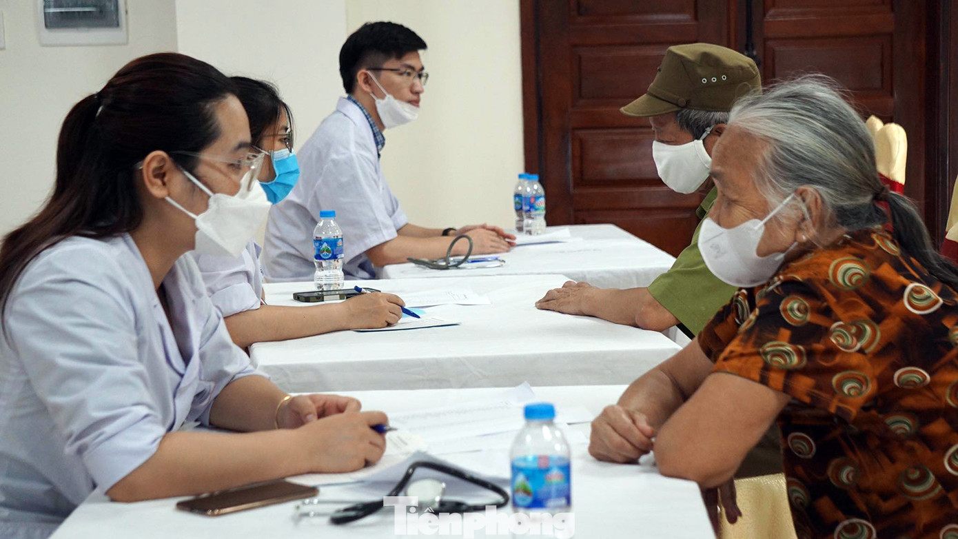 Tại đây, các y bác sỹ đã khám và tư vấn, hướng dẫn các cụ già cách điều trị, bảo vệ sức khỏe và sử dụng thuốc đối với trường hợp mắc các bệnh về tiểu đường, huyết áp và một số bệnh thường gặp của người cao tuổi. Tại đây, các y bác sỹ đã khám và tư vấn, hướng dẫn các cụ già cách điều trị, bảo vệ sức khỏe và sử dụng thuốc đối với trường hợp mắc các bệnh về tiểu đường, huyết áp và một số bệnh thường gặp của người cao tuổi.