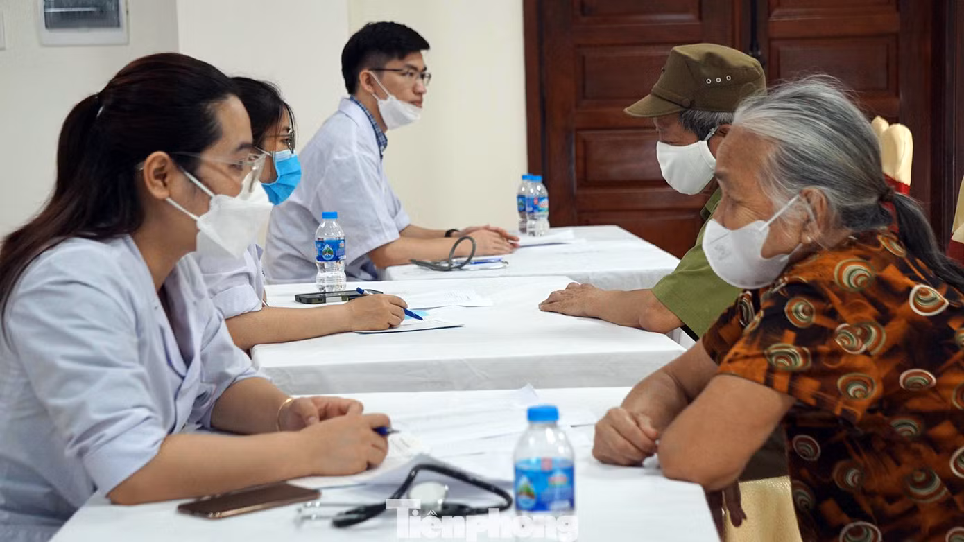 Tại đây, các y bác sỹ đã khám và tư vấn, hướng dẫn các cụ già cách điều trị, bảo vệ sức khỏe và sử dụng thuốc đối với trường hợp mắc các bệnh về tiểu đường, huyết áp và một số bệnh thường gặp của người cao tuổi. Tại đây, các y bác sỹ đã khám và tư vấn, hướng dẫn các cụ già cách điều trị, bảo vệ sức khỏe và sử dụng thuốc đối với trường hợp mắc các bệnh về tiểu đường, huyết áp và một số bệnh thường gặp của người cao tuổi.