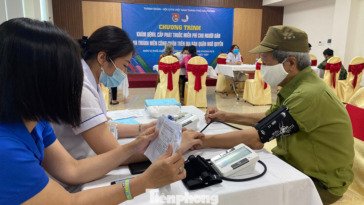 Nhiều người cao tuổi tại quận Hồng Bàng phấn khởi tới điểm khám chữa bệnh miễn phí. Nhiều người cao tuổi tại quận Hồng Bàng phấn khởi tới điểm khám chữa bệnh miễn phí.