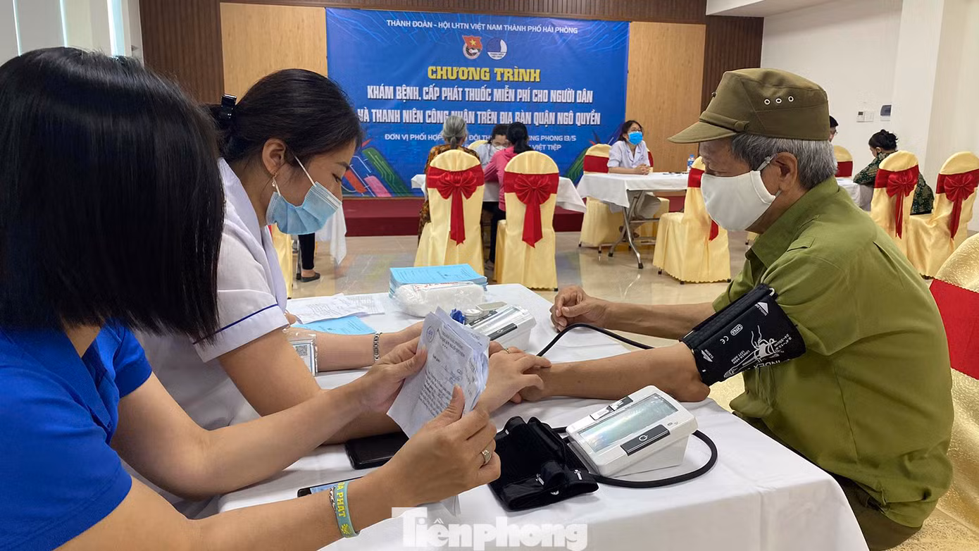 Nhiều người cao tuổi tại quận Hồng Bàng phấn khởi tới điểm khám chữa bệnh miễn phí. Nhiều người cao tuổi tại quận Hồng Bàng phấn khởi tới điểm khám chữa bệnh miễn phí.