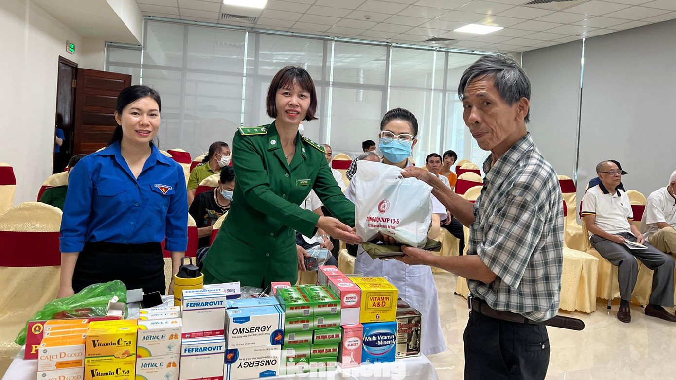 Đồng thời, các đoàn viên, y bác sỹ tổ chức cấp phát thuốc miễn phí cho người cao tuổi sau khi được khám, tư vấn miễn phí. Đồng thời, các đoàn viên, y bác sỹ tổ chức cấp phát thuốc miễn phí cho người cao tuổi sau khi được khám, tư vấn miễn phí.