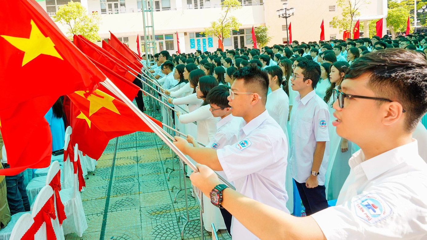 Học sinh Trường THPT chuyên Trần Phú Hải Phòng dự lễ khai giảng năm học mới.