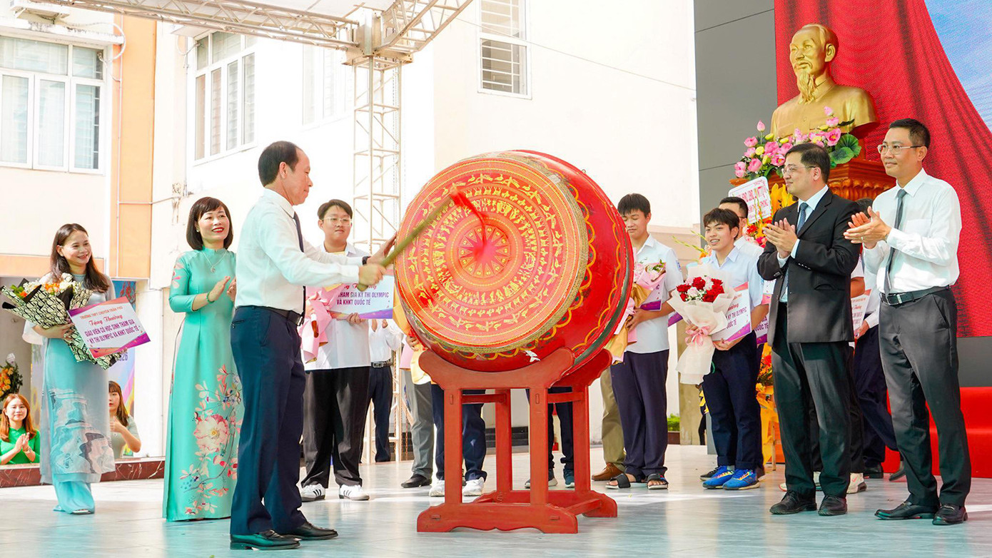 Ông Lê Tiến Châu - Bí thư Thành ủy Hải Phòng dự lễ khai giảng, đánh trống khai trường tại Trường THPT chuyên Trần Phú.