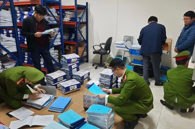 Cơ quan điều tra khám xét Trung tâm Đăng kiểm xe cơ giới 34-05D ngày 9/2. Cơ quan điều tra khám xét Trung tâm Đăng kiểm xe cơ giới 34-05D ngày 9/2.