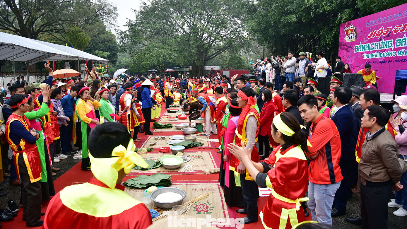 Toàn cảnh hội thi gói bánh chưng tại Khu Di tích Côn Sơn - Kiếp Bạc, TP Chí Linh (Hải Dương). Toàn cảnh hội thi gói bánh chưng tại Khu Di tích Côn Sơn - Kiếp Bạc, TP Chí Linh (Hải Dương).
