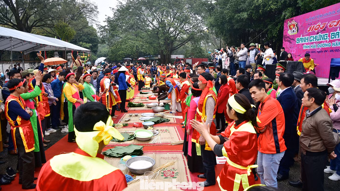 Toàn cảnh hội thi gói bánh chưng tại Khu Di tích Côn Sơn - Kiếp Bạc, TP Chí Linh (Hải Dương).