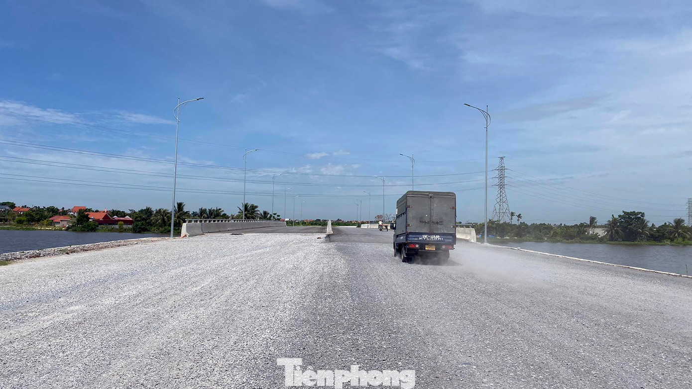 Cầu vượt sông trên đường ven biển, đoạn giáp ranh phường Minh Đức và Tú Sơn (quận Đồ Sơn) đã được dựng dải phân cách cứng nhưng chưa thảm nhựa và không có cảnh báo, cấm phương tiện.