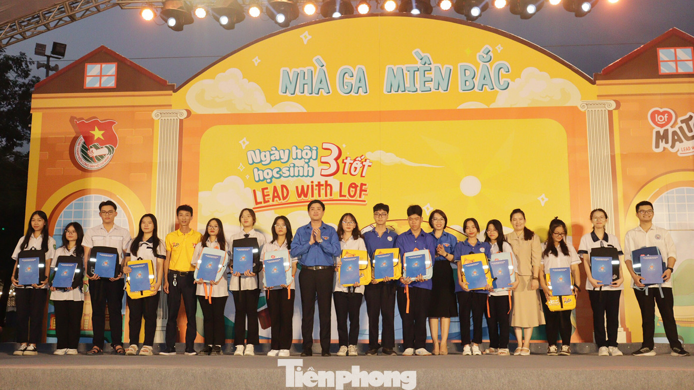 Nhân dịp này, Ban tổ chức trao học bổng cho nhiều học sinh có hoàn cảnh khó khăn. Nhân dịp này, Ban tổ chức trao học bổng cho nhiều học sinh có hoàn cảnh khó khăn.