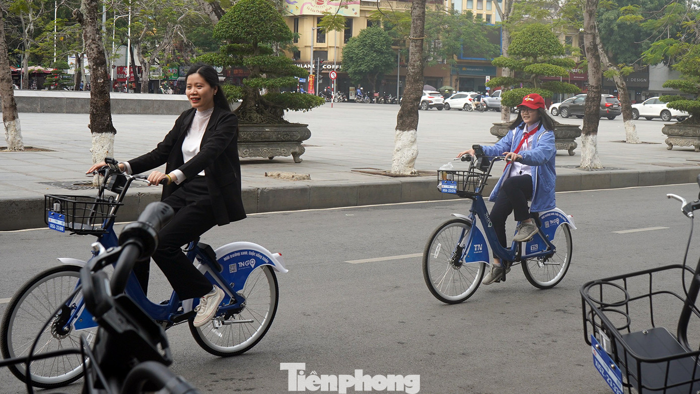 Chị Hoa cũng cho biết, trải nghiệm mới khá thuận tiện cho chị và con gái khám phá Food tour tại trung tâm thành phố. Chị cho rằng, dịch vụ này sẽ rất được khách du lịch ưa chuộng. Sử dụng xe đạp còn là phương án chống ùn tắc, giảm thiểu ô nhiễm vào giờ cao điểm tại nội thành.