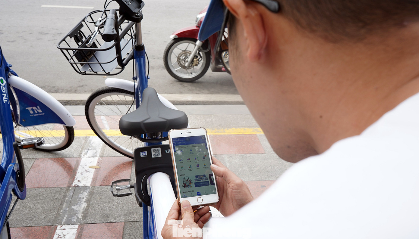 Để thuê xe, người dân cần tải ứng dụng về điện thoại, đăng ký tài khoản và nạp tiền, rồi sử dụng xe theo quy định.