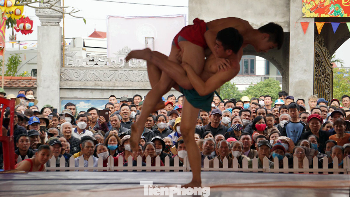 Theo thể lệ vật dân tộc, đô vật bị nhấc bổng khỏi sàn đấu hoặc bị vật ngửa 2 chân và mông sẽ bị xử thua.