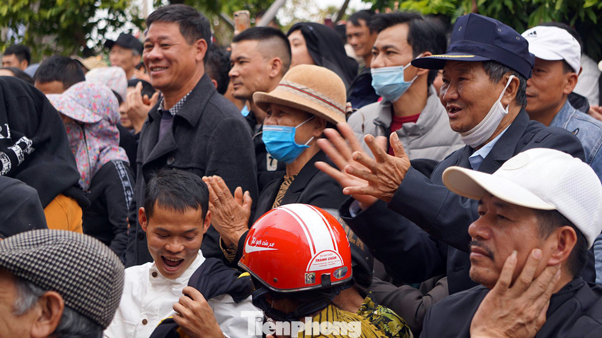 Hàng nghìn người dân địa phương và du khách nhiệt tình cổ vũ sau khi chứng kiến các đô vật thi đấu.