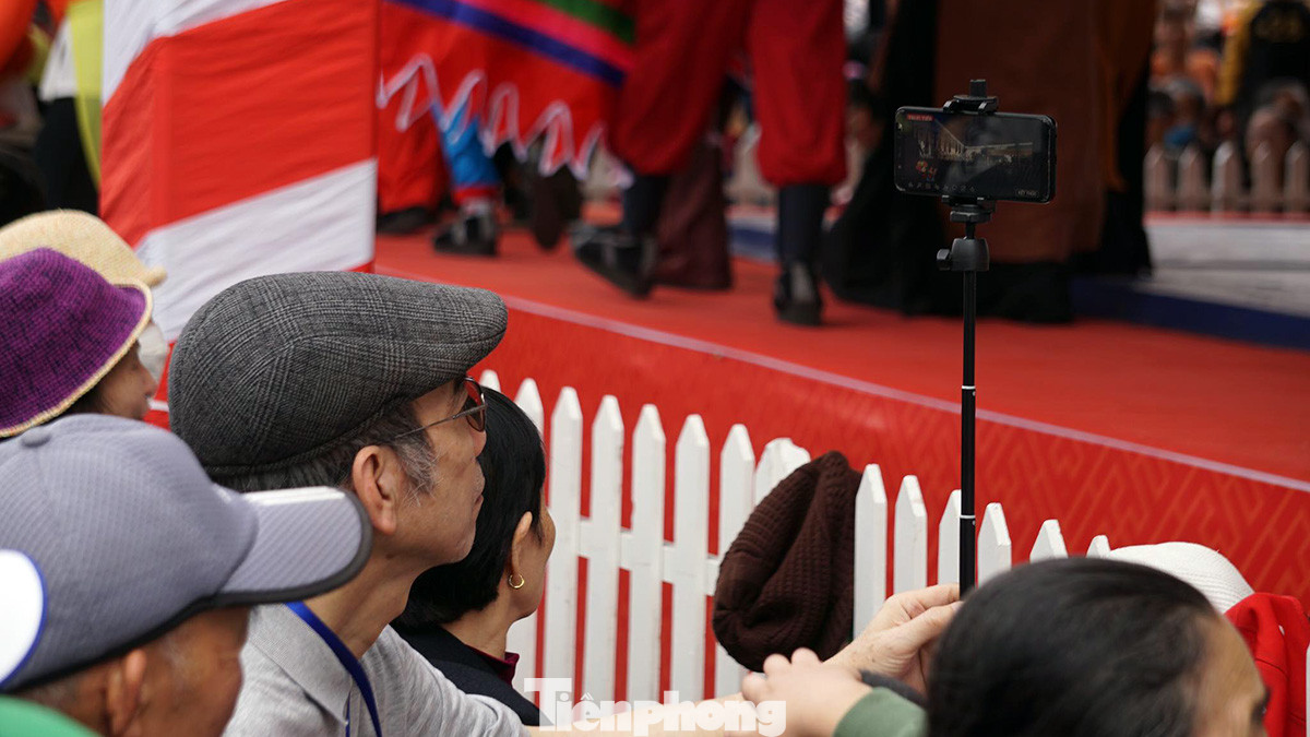 Nhiều du khách ghi hình, phát trực tiếp trên nền tảng mạng xã hội các cuộc đấu vật.