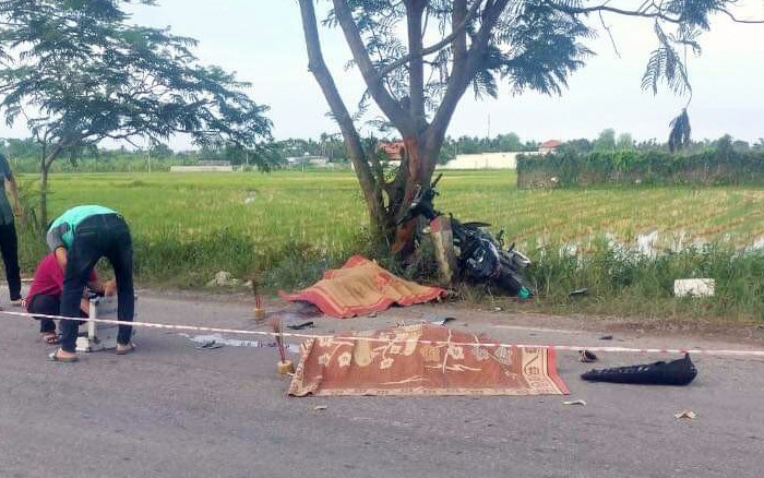 Cảnh sát khám nghiệm hiện trường vụ tai nạn. Cảnh sát khám nghiệm hiện trường vụ tai nạn.